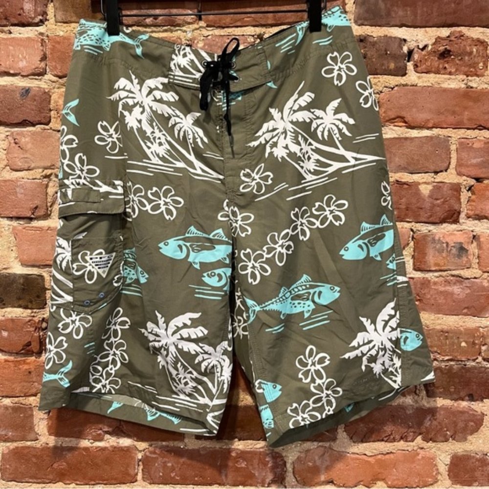 Columbia PFG Men's 32 Green Angler Champion Board Shorts Bottle Opener